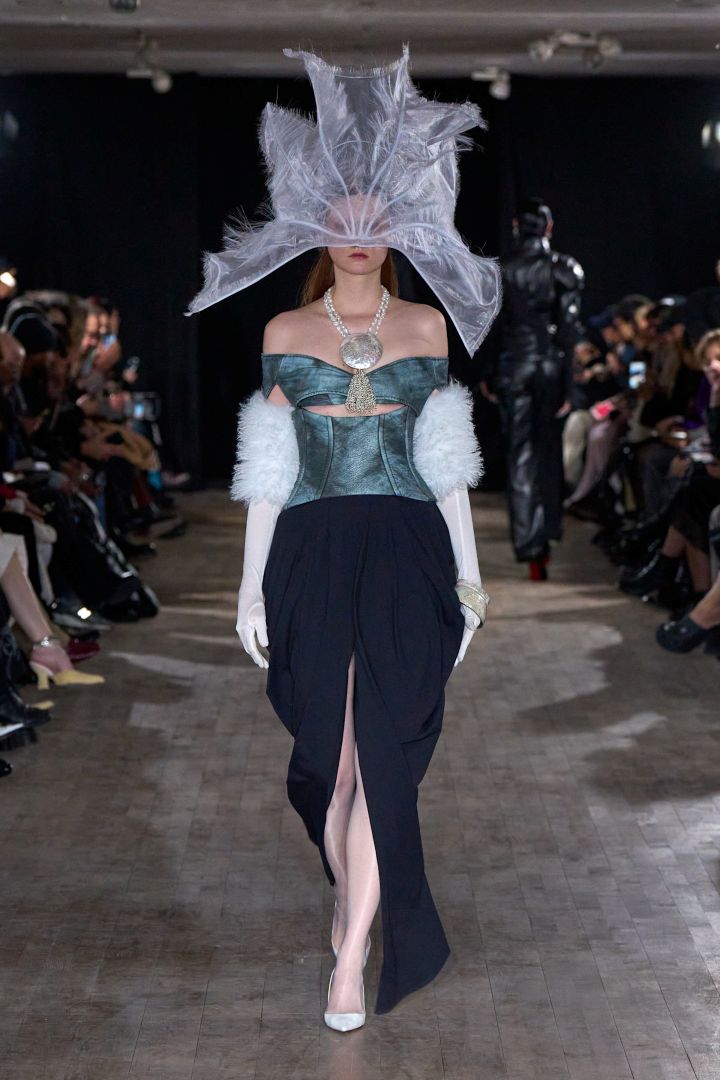 انطلاق أسبوع باريس للموضة 