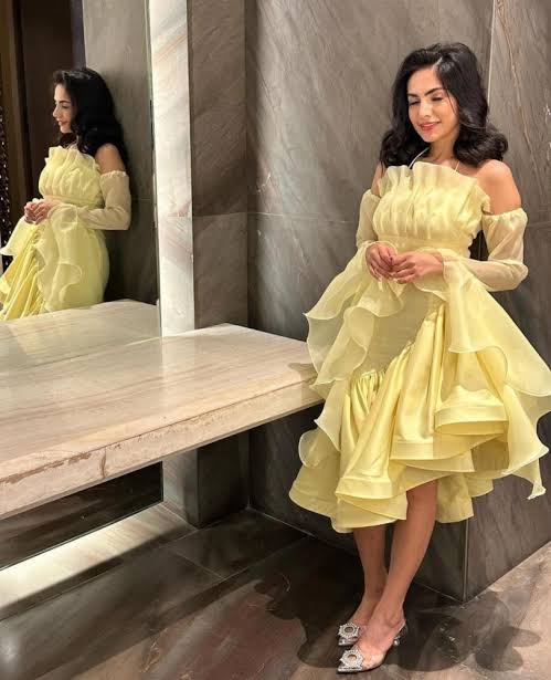 موضة ألوان الملابس النسائية