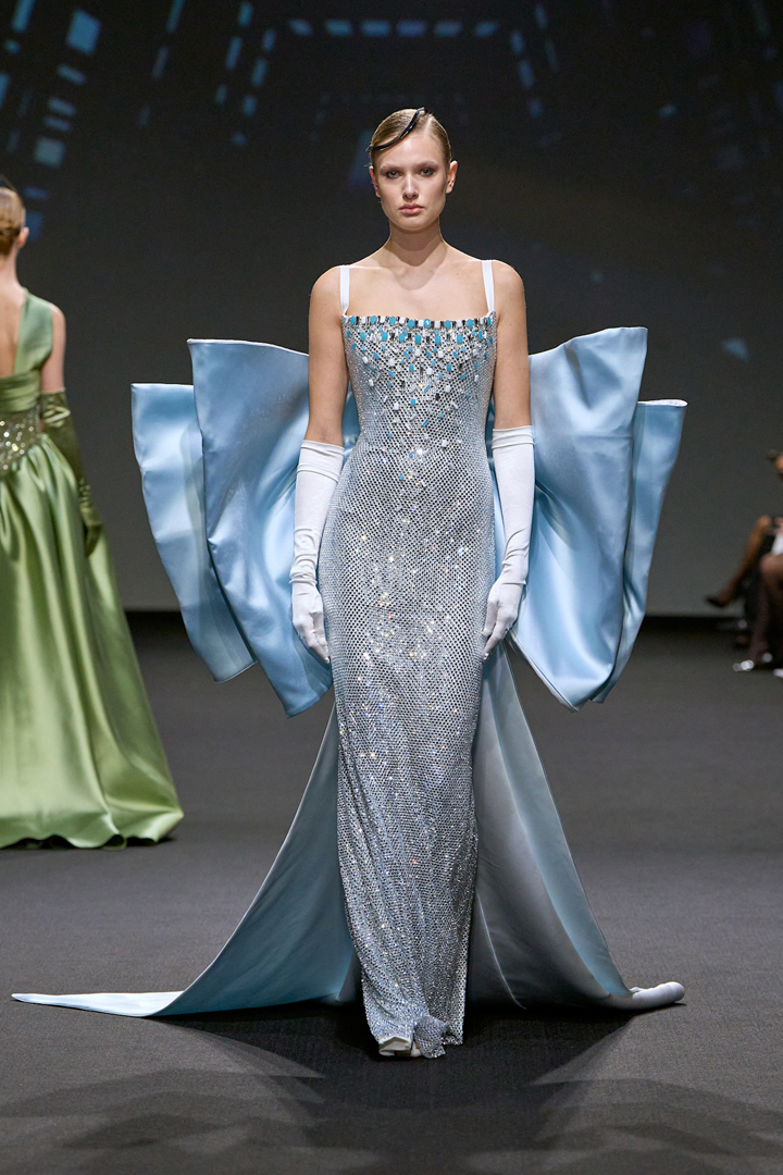 عرض أحدث تصاميم الأزياء 