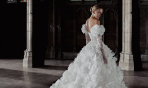 فستان زفاف أنيق بتصميم كورسيه مزين بالورود ثلاثية الأبعاد - إحدى أبرز صيحات خريف 2025