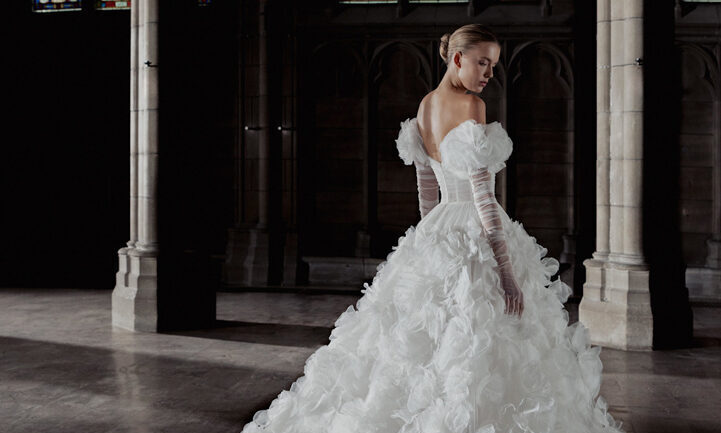 فستان زفاف أنيق بتصميم كورسيه مزين بالورود ثلاثية الأبعاد - إحدى أبرز صيحات خريف 2025