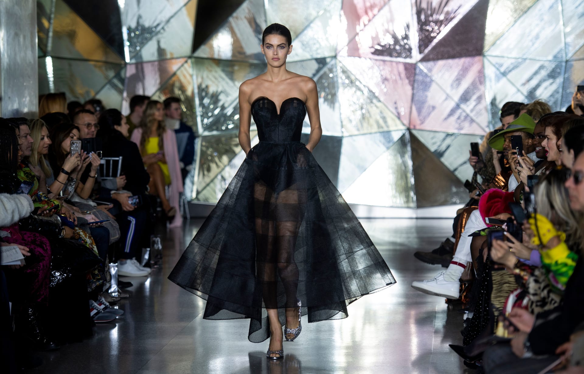 الفستان الرقمي من أدوبي يعود للواجهة: ابتكار يغير مفهوم الموضة