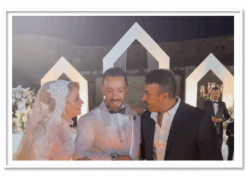 العروسان في لحظات الفرح الأخيرة من الحفل مع الأصدقاء المقربين