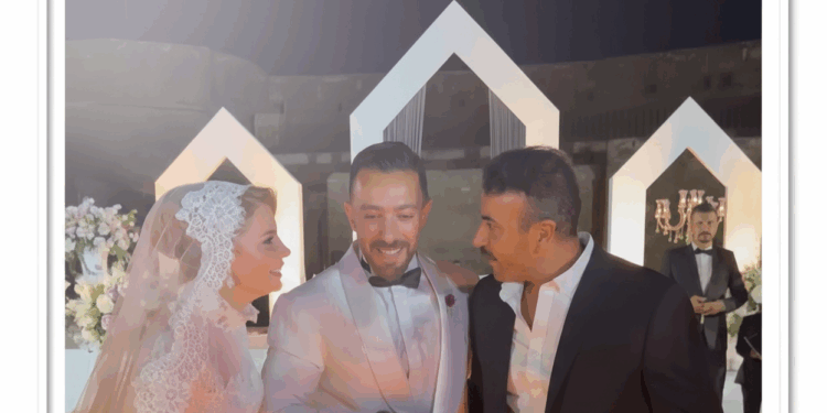 العروسان في لحظات الفرح الأخيرة من الحفل مع الأصدقاء المقربين