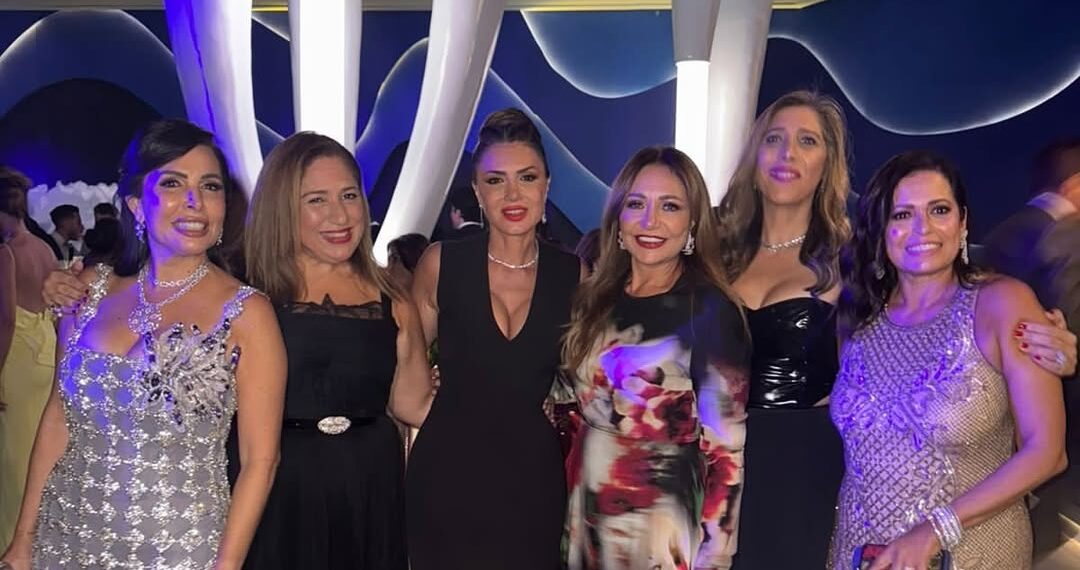 الفنانة ليلى علوي تحتفل بزفاف أبناء عائلة صديقة