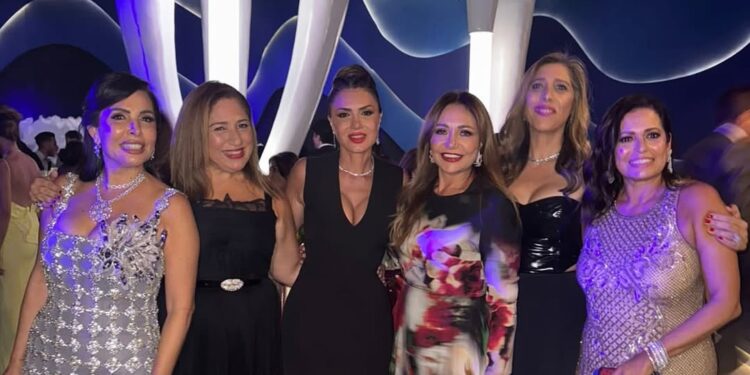 الفنانة ليلى علوي تحتفل بزفاف أبناء عائلة صديقة