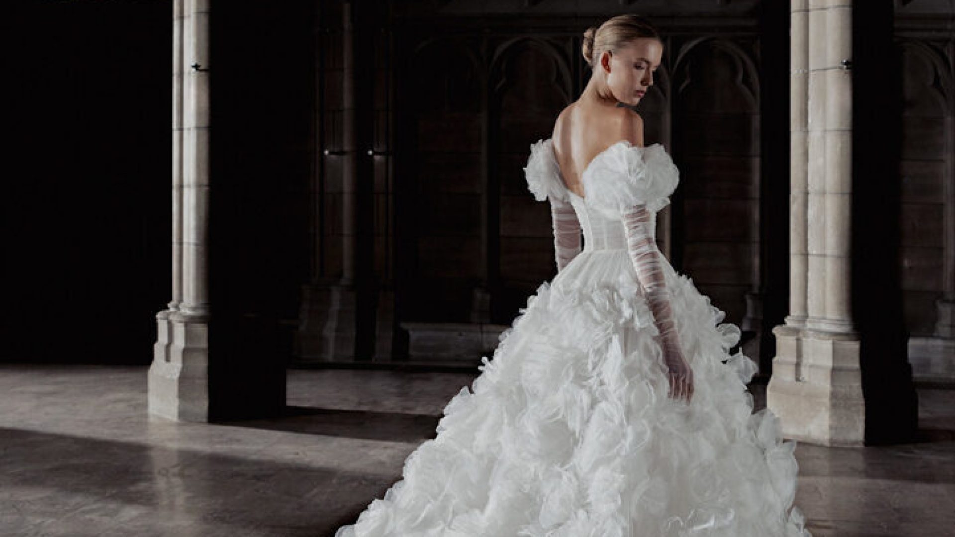 فستان زفاف أنيق بتصميم كورسيه مزين بالورود ثلاثية الأبعاد - إحدى أبرز صيحات خريف 2025