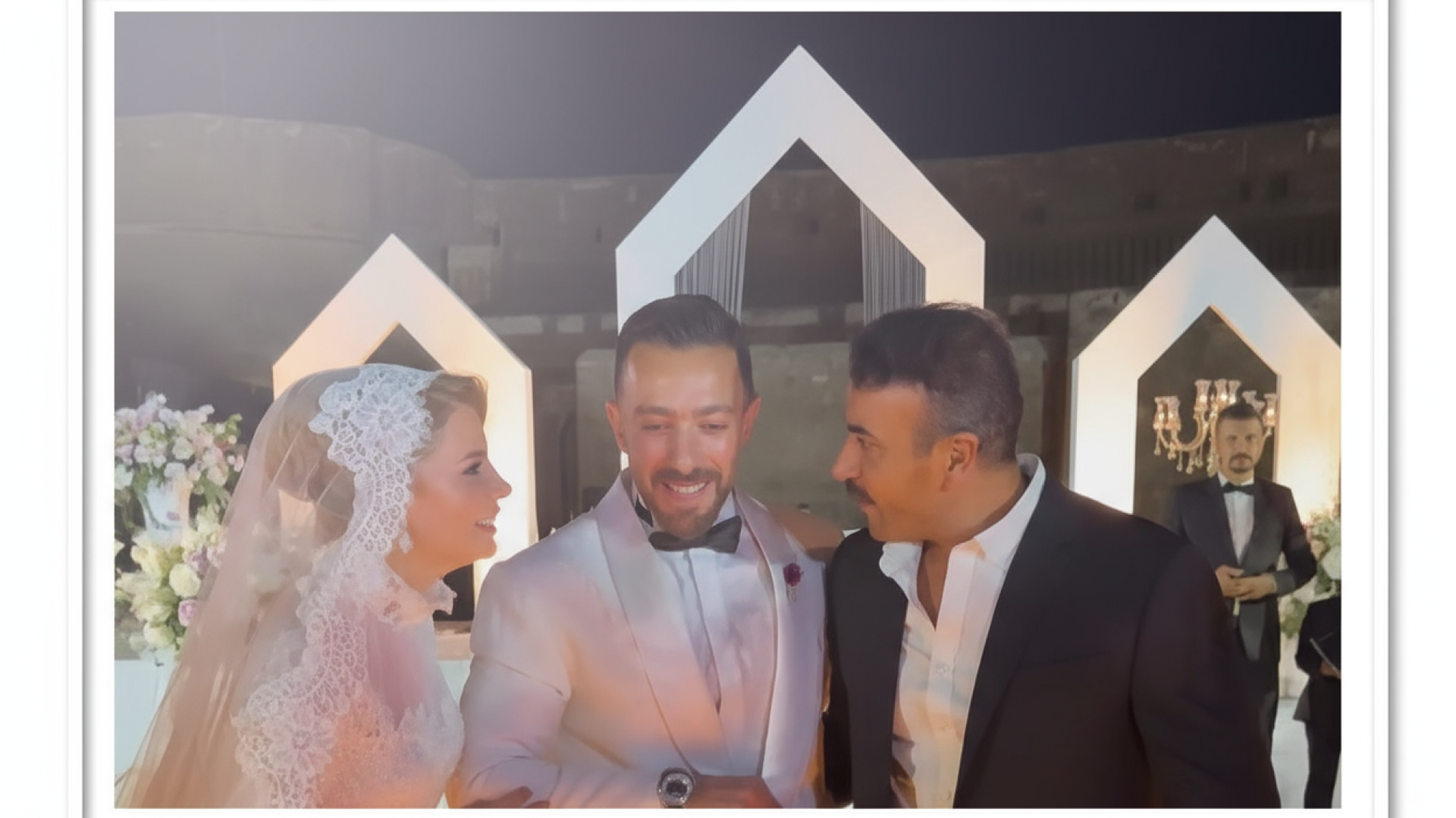 العروسان في لحظات الفرح الأخيرة من الحفل مع الأصدقاء المقربين